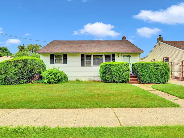 70 Nevada Street, Hicksville, NY 11801