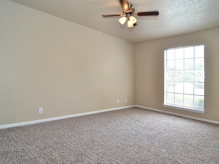 Woodbridge Crossing Apartments — Photo 16