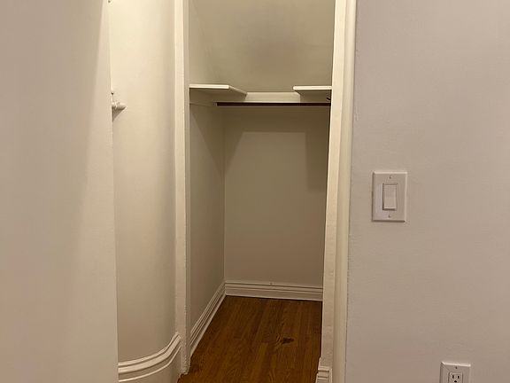 Walk in closet/from bedroom