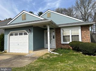 11 Fairfax Dr, Mount Laurel, NJ 08054