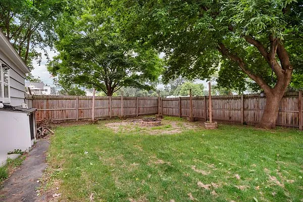 2139 Foster Ave — Photo 27