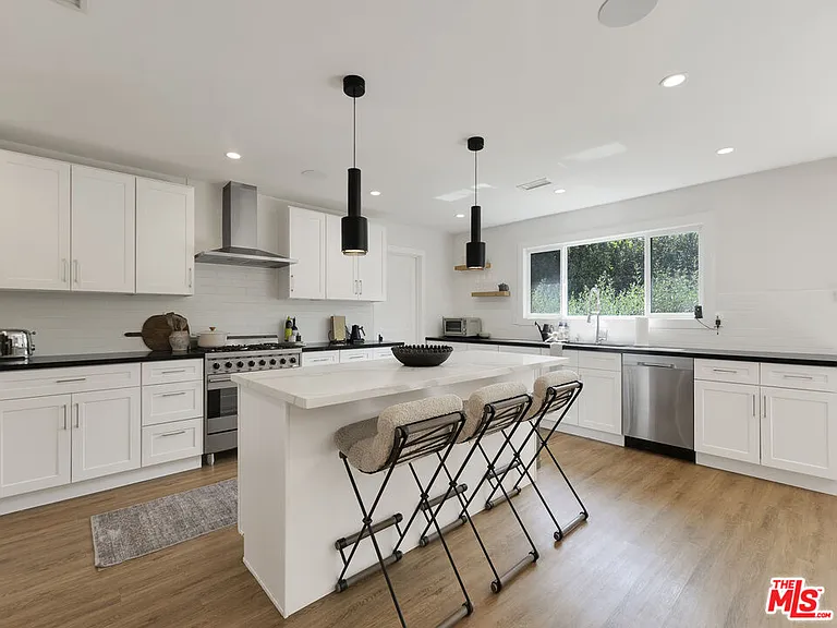 13506 Chandler Blvd — Photo 5