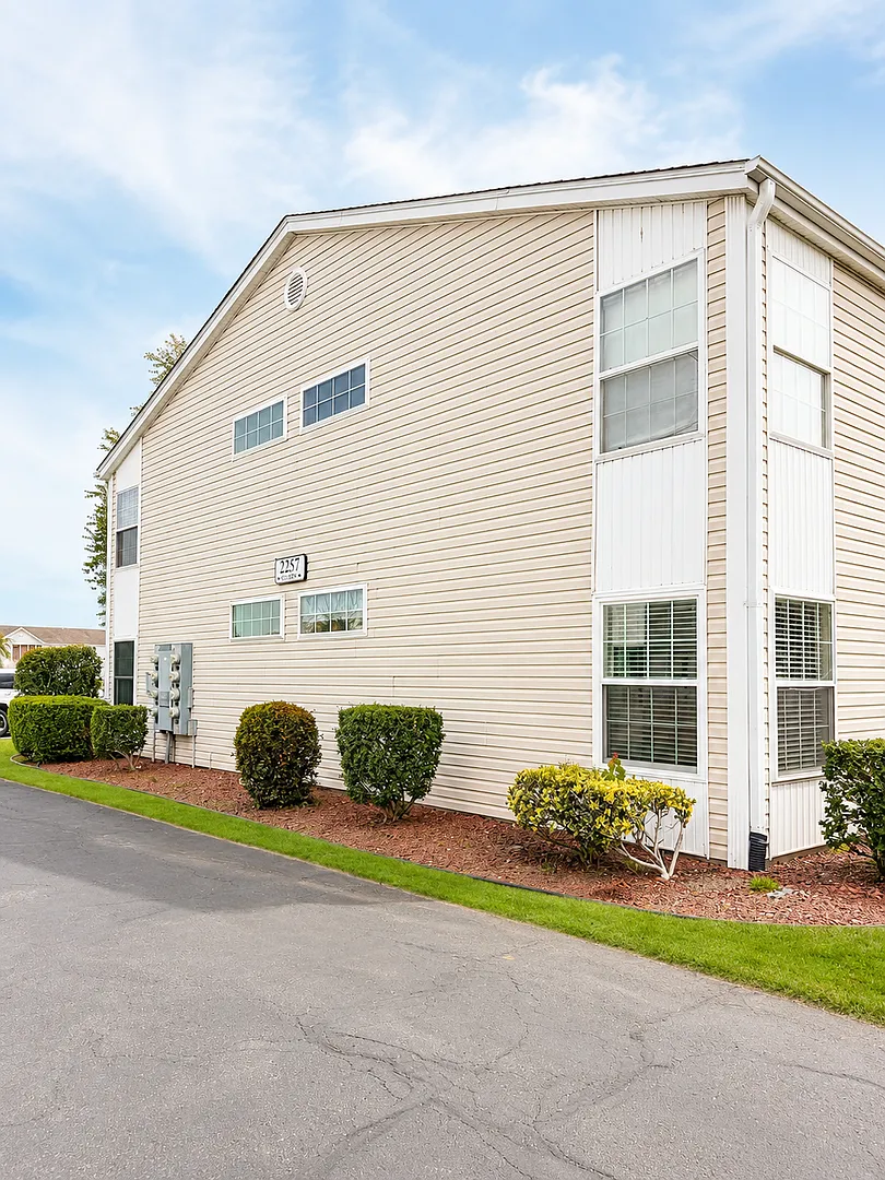 Available Now! 3-Bedroom Condo For Rent With Pond Views In South Bay Lakes — Photo 4
