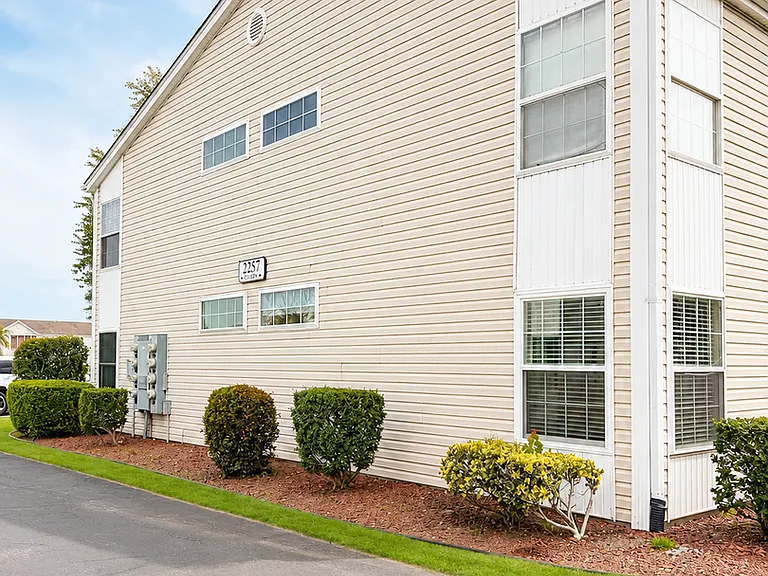 2257 Huntingdon Dr #H — Photo 4