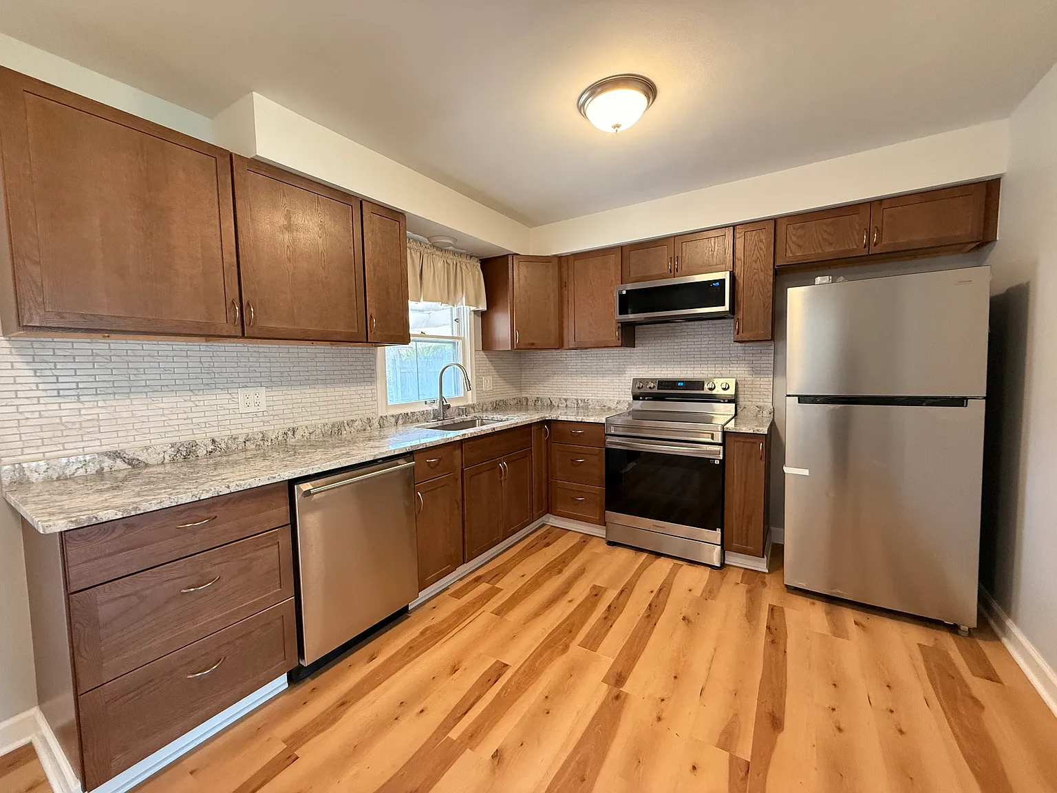 3 bed, 1200 sqft, $2,100 — Photo 2