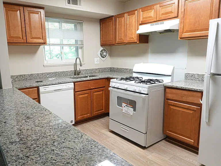 Edmondson Park Apartments — Photo 7