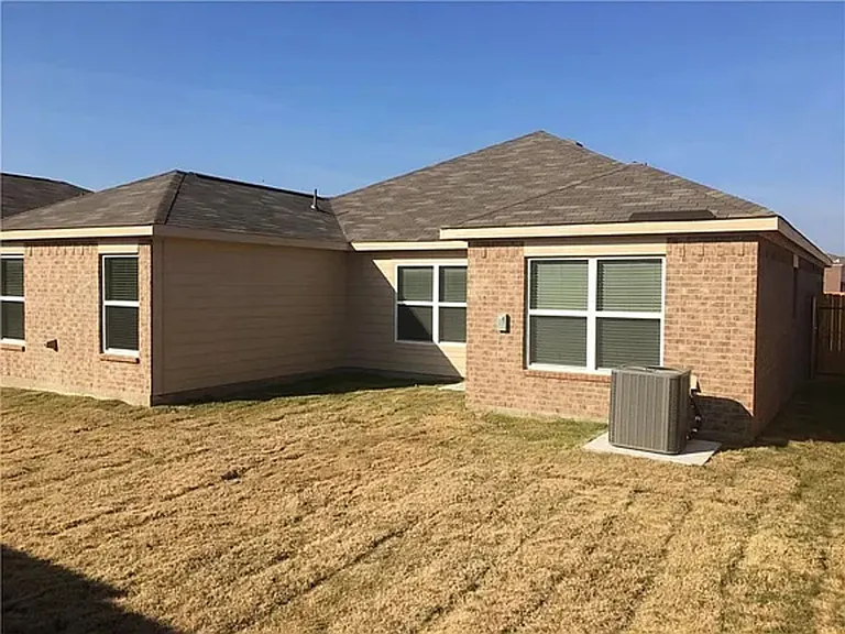 1323 Chapman Dr — Photo 14