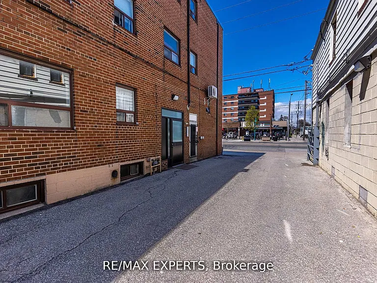 3261A Lake Shore Blvd W #102 — Photo 2
