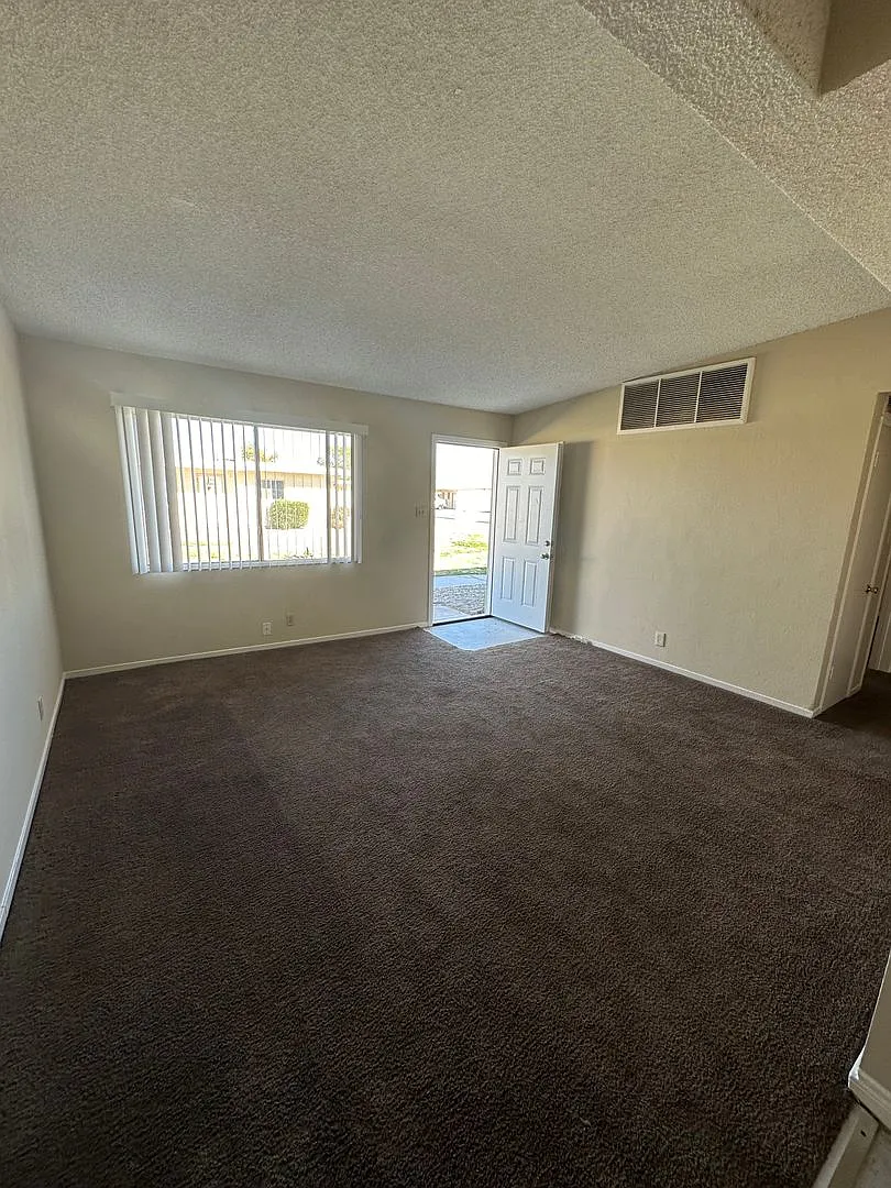 Cute 2 Bed 1 Bath — Photo 3