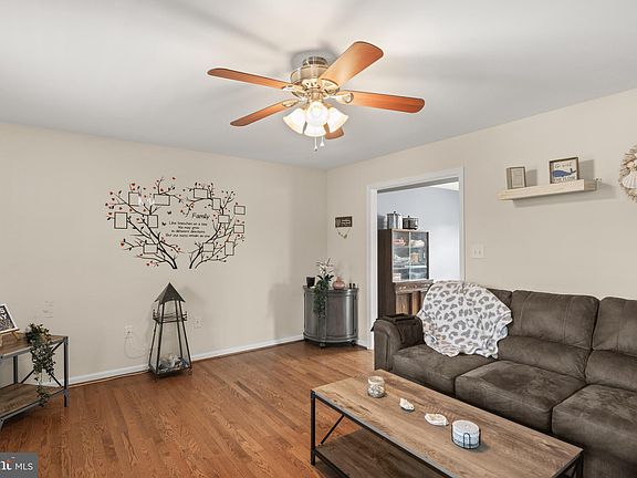 5th image of 256 Melville Dr