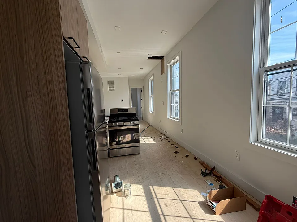 283 Webster Ave #3A