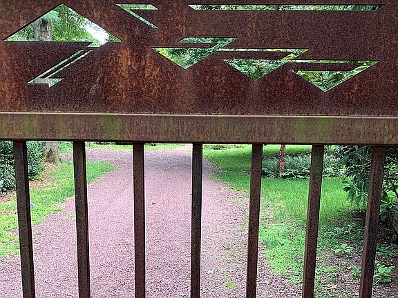 Front gate (scherzo motif)