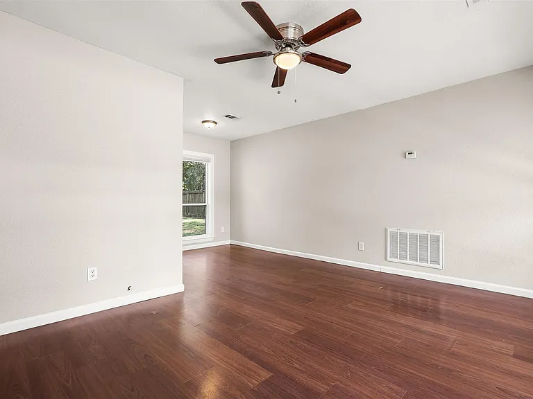 2318 Pecan St — Photo 7