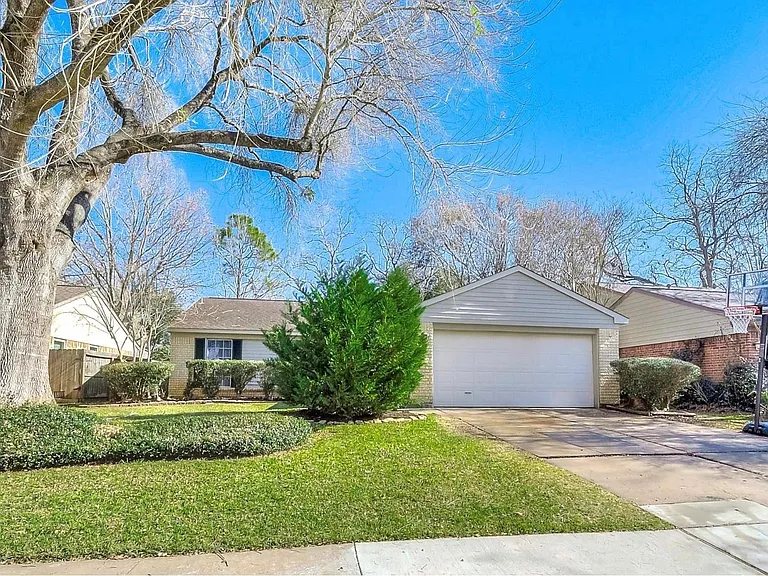 1318 Sand Stone Dr — Photo 1