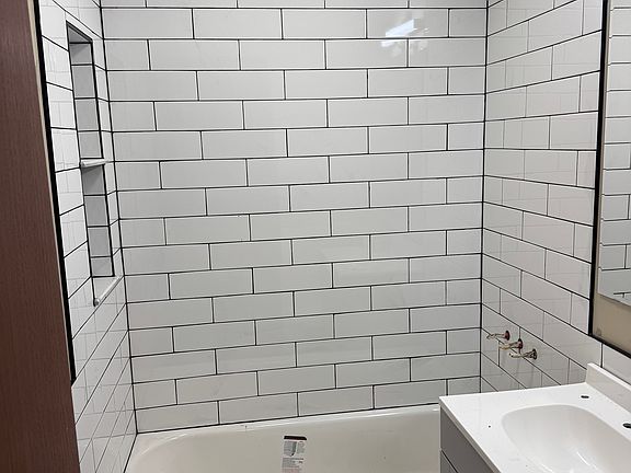 3rd image of 404 NE Howard Ave