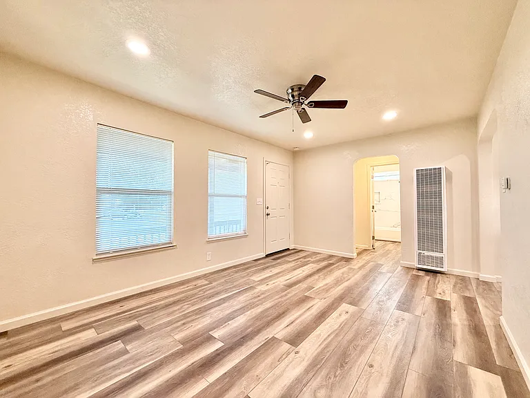 910 Elmo Ct — Photo 6