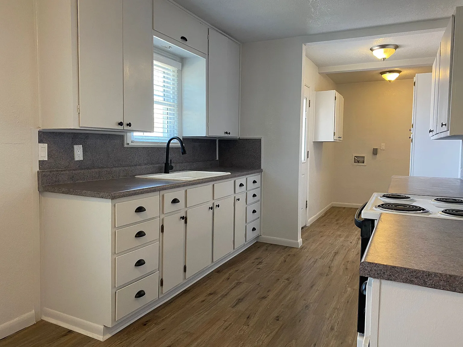 3 bed, 1.0 bath, 1098 sqft, $1,795 — Photo 3