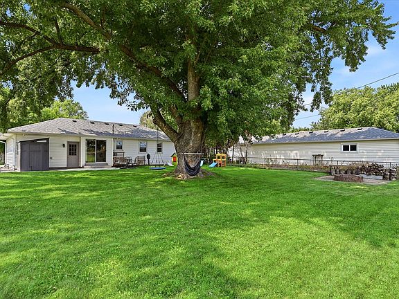 3rd image of 185 Garden View Dr