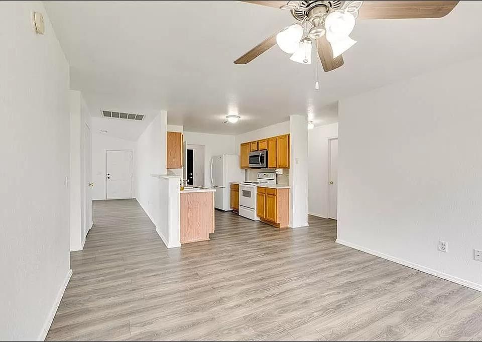 1st image of 909 Hyacinth Hollow Dr