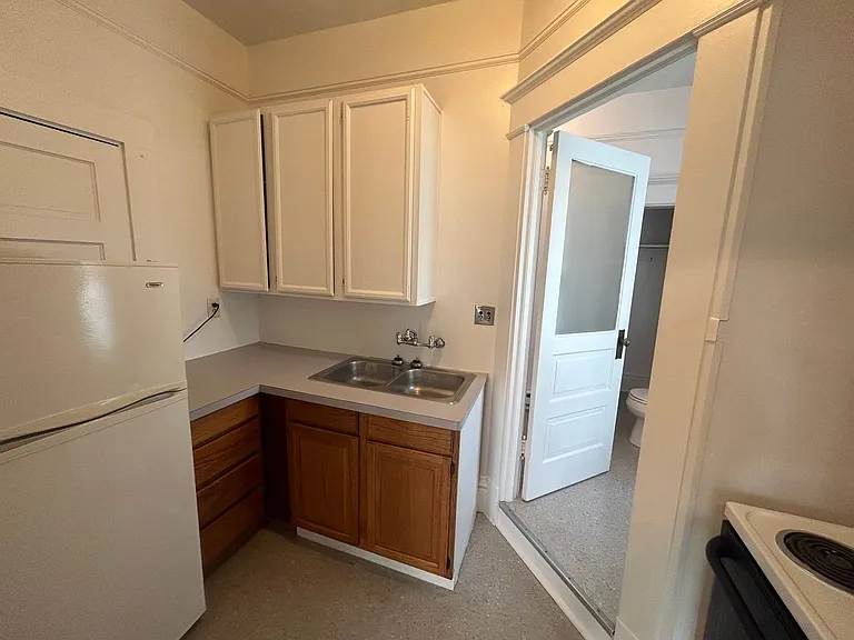 Historic Harold Apartments on Lower South Hill! — Photo 16
