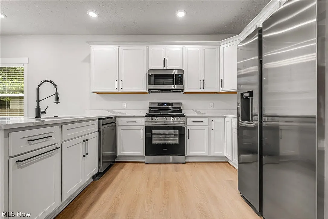 4 bed, 2.5 bath, 2200 sqft, $3,600 — Photo 4