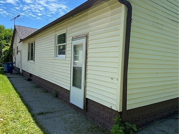 5th image of 3574 Denver Ave