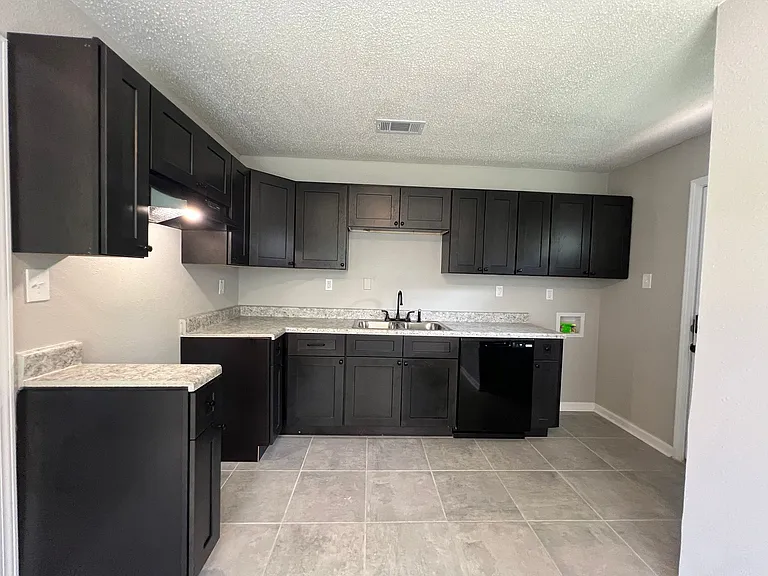 571 Loraine Rd — Photo 7