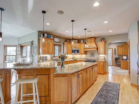 5th image of 388 Sunshine Dr