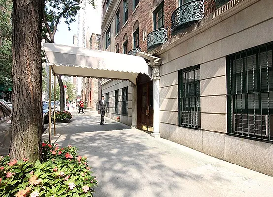 Sold by Warburg | media 10