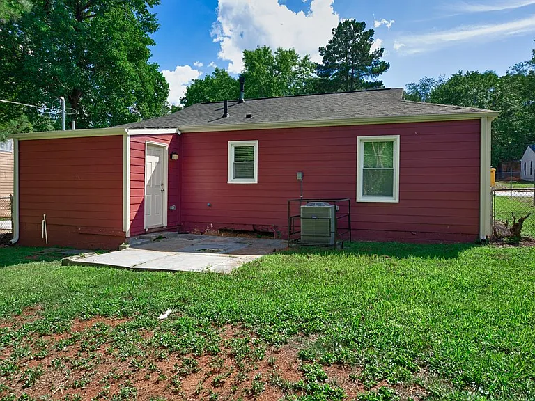 908 Fairway Dr NW — Photo 3