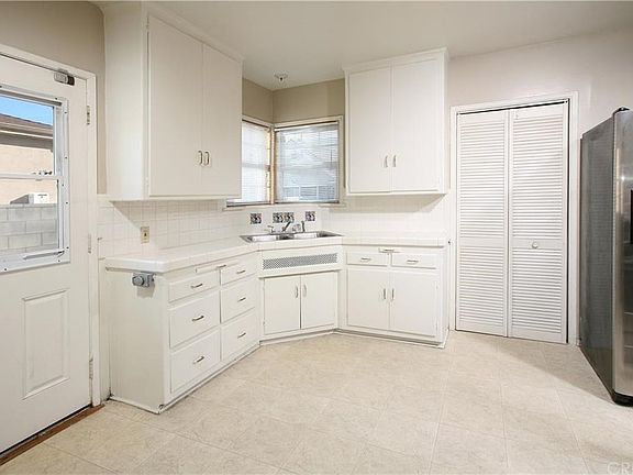 4th image of 14012 Gilmore St