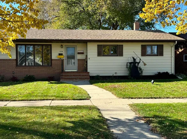 1216 6th Ave SE, Jamestown, ND 58401