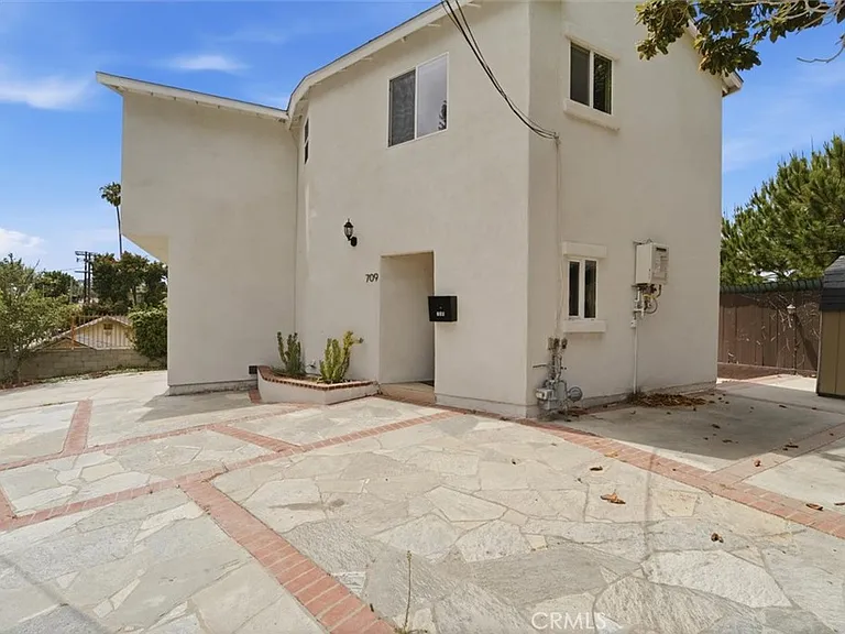709 Warren Ln — Photo 4
