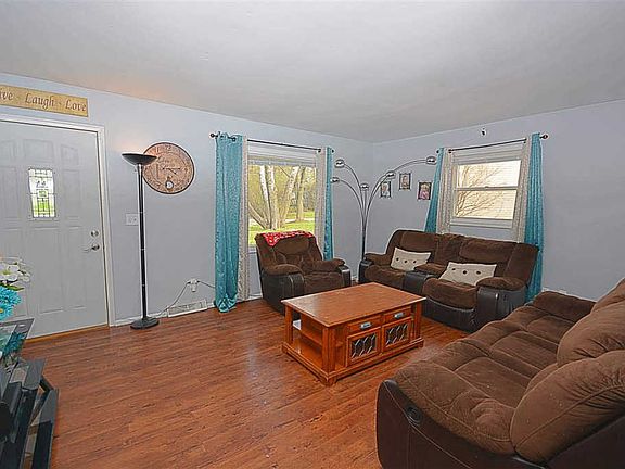 3rd image of 621 Beverly Ln