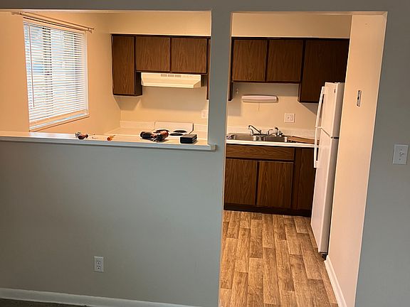 4th image of 910 W Lake Ave APT 4