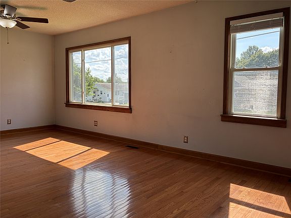 2nd image of 602 E 9th St