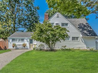 28 Foster Ln, Westbury, NY 11590