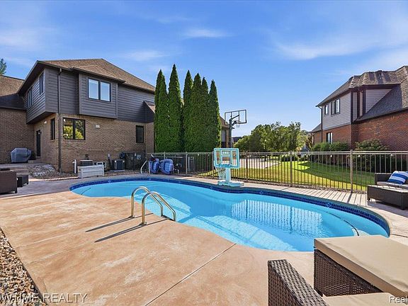 4th image of 56440 Ashbrooke Dr E