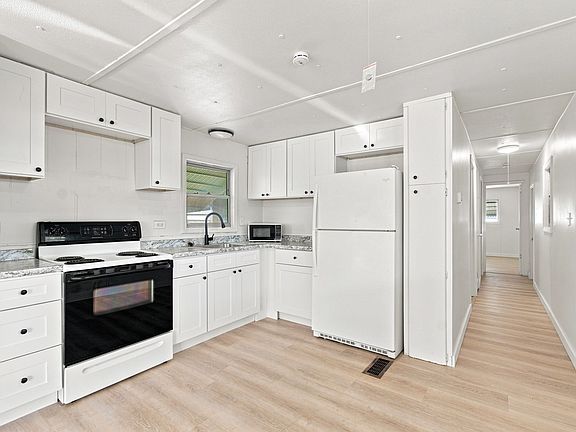 3rd image of 5646 Columbia Dr