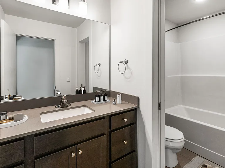 Creekside Apartments — Photo 43