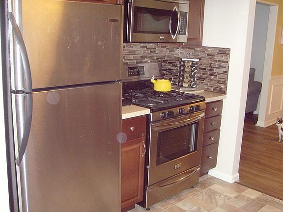 3rd image of 121 Brookpark Dr