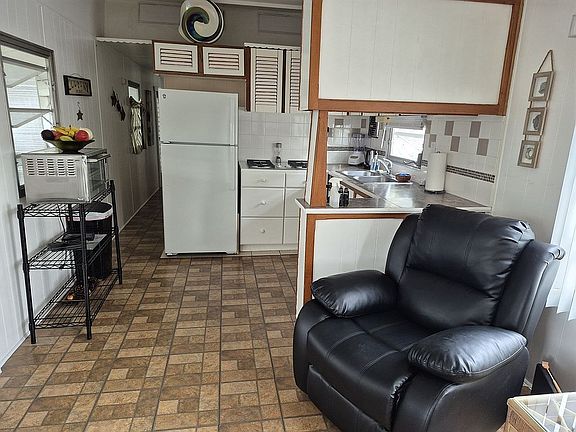 4th image of 2125 Ocean View St