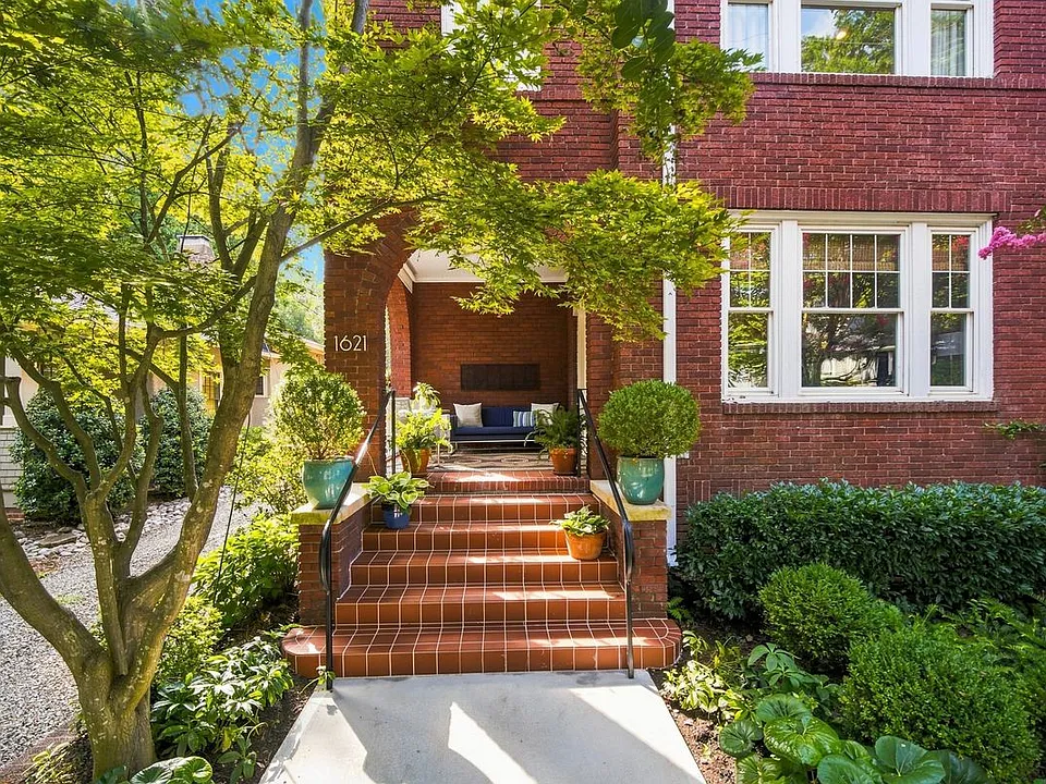1621 Lyndhurst Ave
