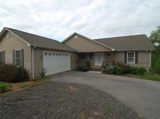 418 Harbor Landing Dr, Moneta, VA 24121