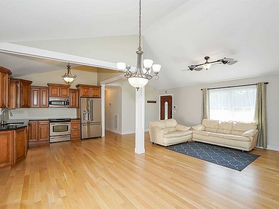 5th image of 69 Pine Tree Dr