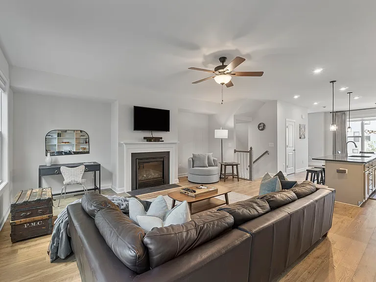 1810 Fowler St — Photo 9