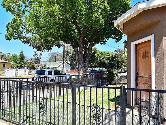 2nd image of 1908 Yosemite Dr
