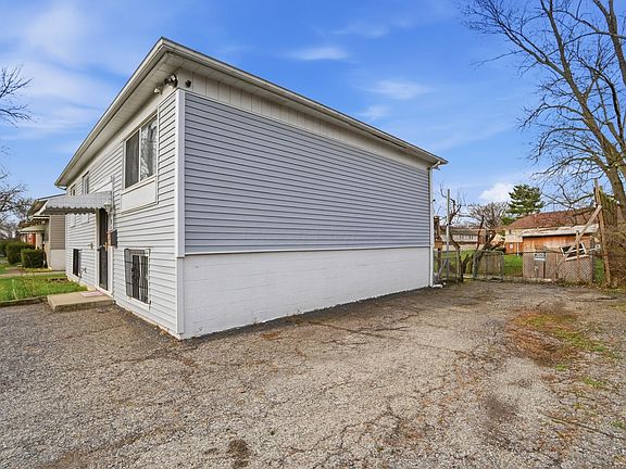 3rd image of 1905 Woodcrest Rd