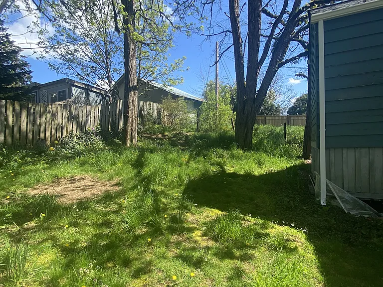 1306 W Cota St — Photo 11