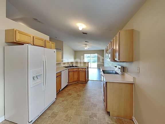 3rd image of 208 McKay Blvd